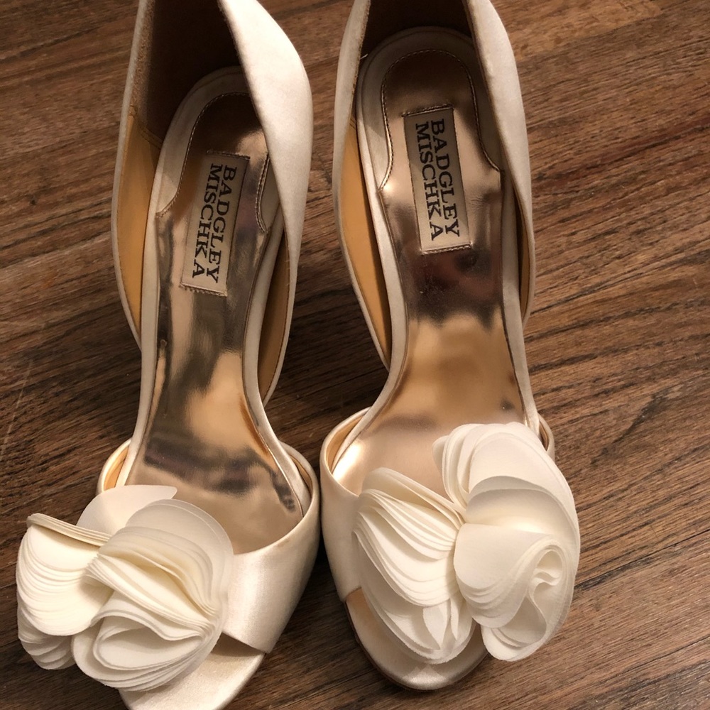 badgley mischka peep toe heels